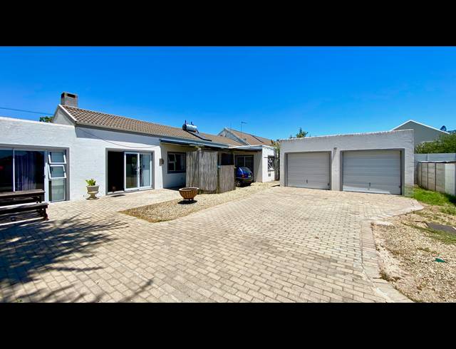4 BEDROOM HOUSE FOR SALE IN VELDDRIF